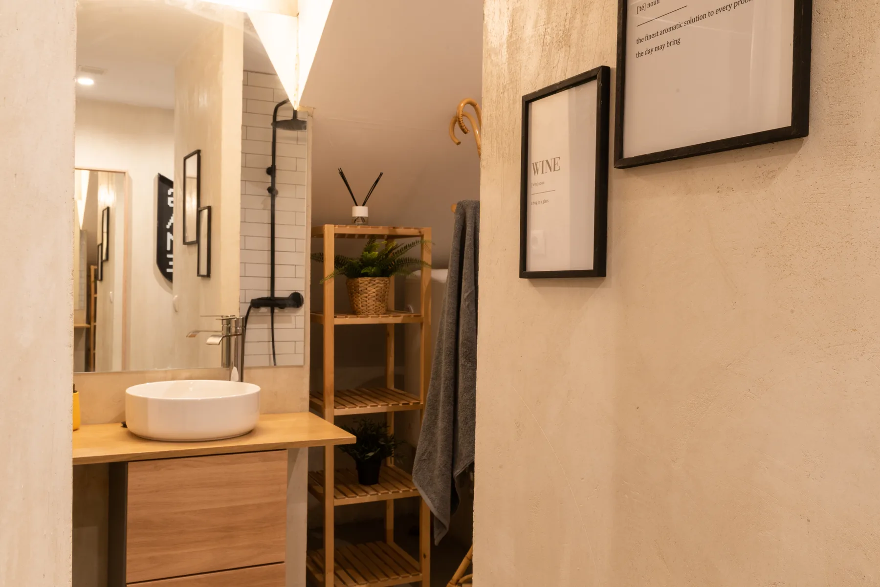 Studio bathroom facilities — The Black Cactus Studios Madrid