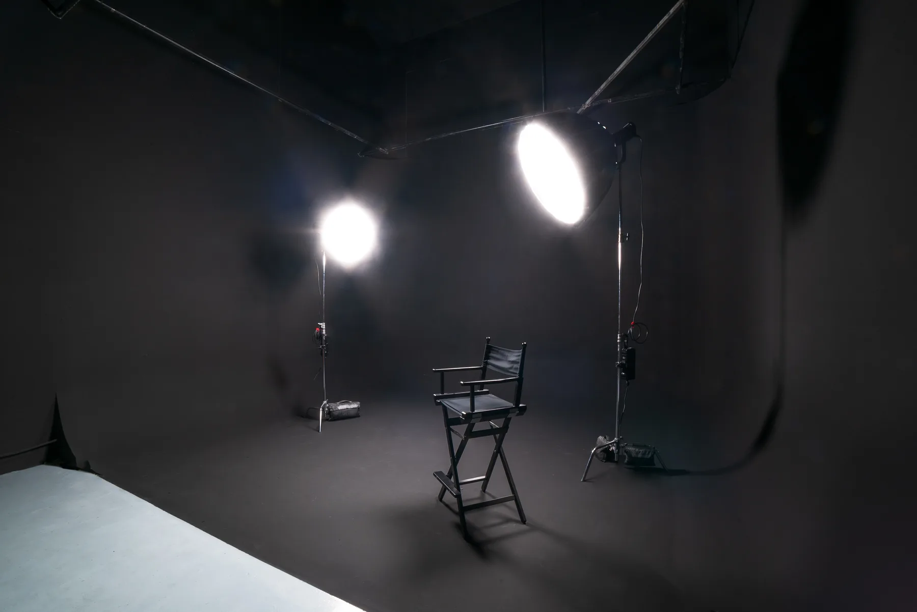 Black cove studio Madrid — black infinity wall for dramatic film and photo shoots at The Black Cactus Studios