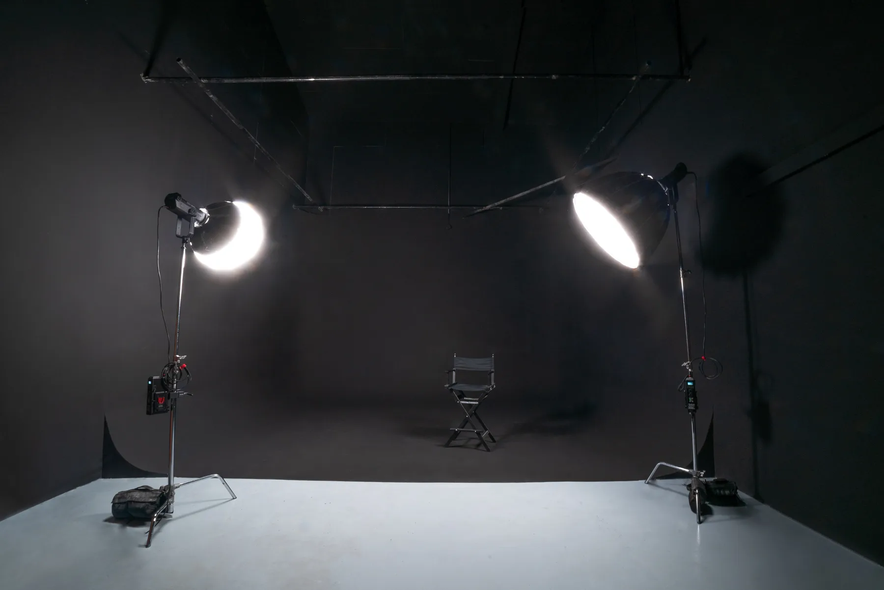 Black cove studio Madrid — high contrast lighting setup