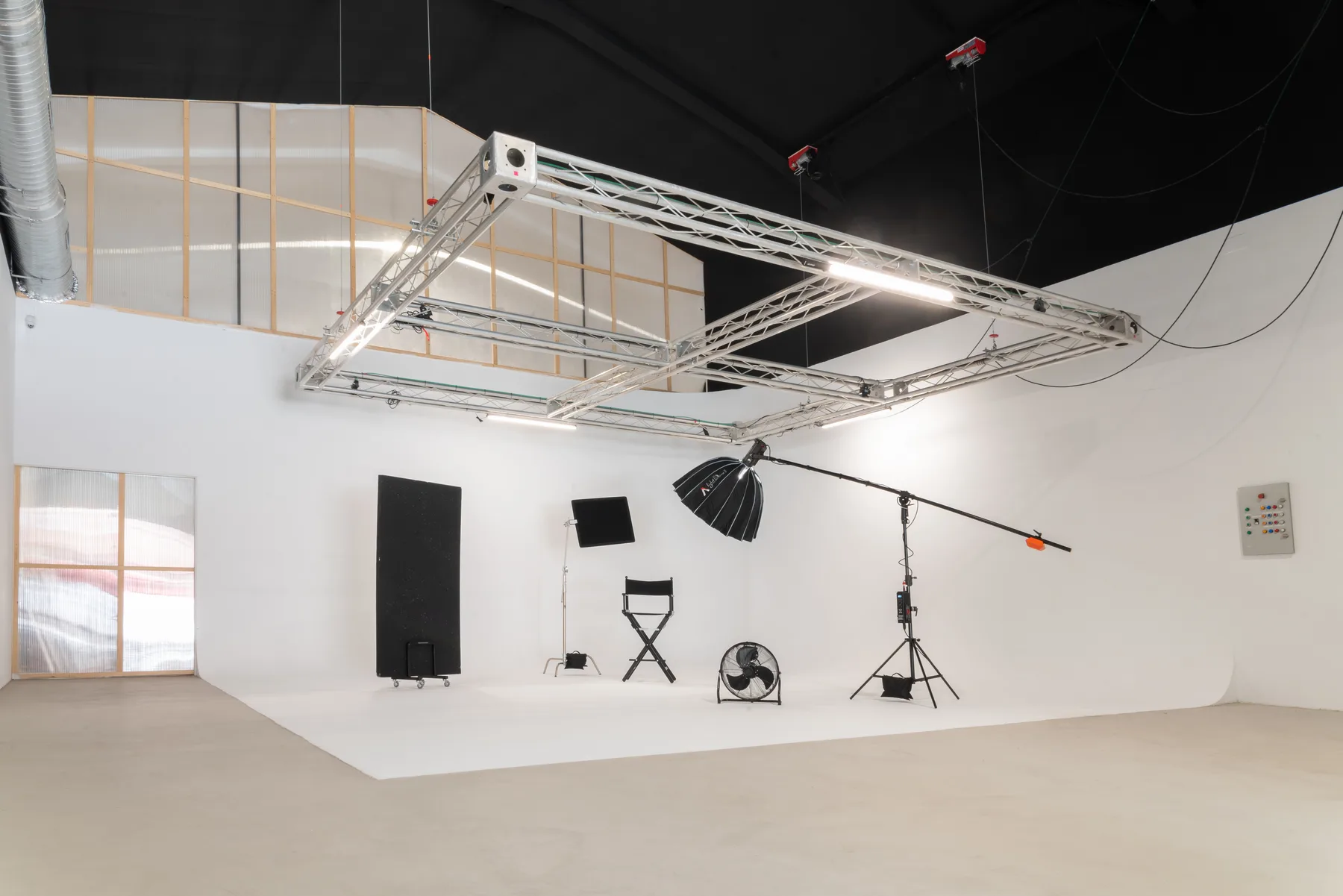 White cove studio Madrid — infinity white wall for film and photo shoots at The Black Cactus Studios