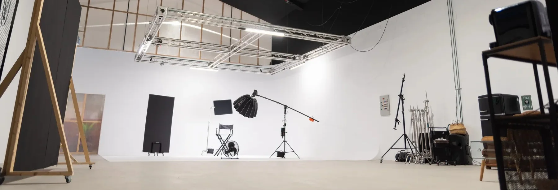 Film studio Madrid — white cyclorama